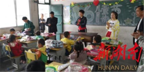 湘西州残联驻麻铺村扶贫工作队为村小学生送“六·一”惊喜