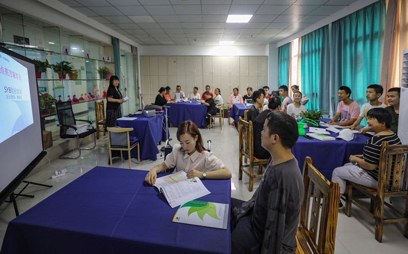 我州举行“点亮万家灯火”残疾人创业培训班启动仪式暨“济南市·湘西州爱心驿站”公益义卖活动(图5) 3-200Q3191530510.jpg