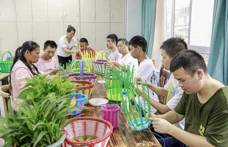 我州举行“点亮万家灯火”残疾人创业培训班启动仪式暨“济南市·湘西州爱心驿站”公益义卖活动(图6) 3-200Q3191T6426.jpg