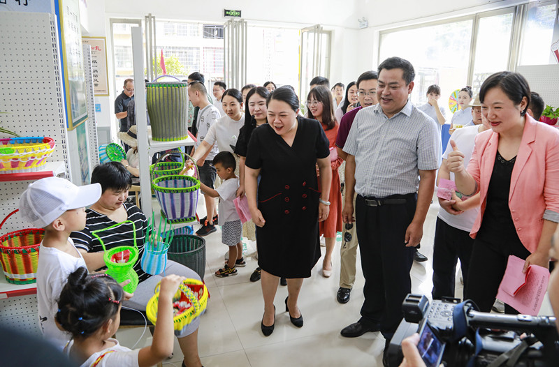 我州举行“点亮万家灯火”残疾人创业培训班启动仪式暨“济南市·湘西州爱心驿站”公益义卖活动(图4) 3-200Q31ZSLE.jpg