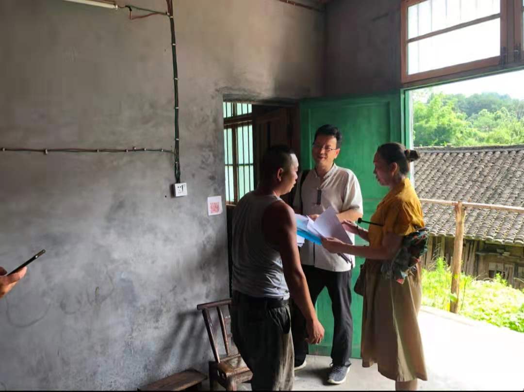 湘西州残联来泸溪督查指导“困难残疾人家庭无障碍改造”工作(图2) 3-21061Q50Z6429.jpg