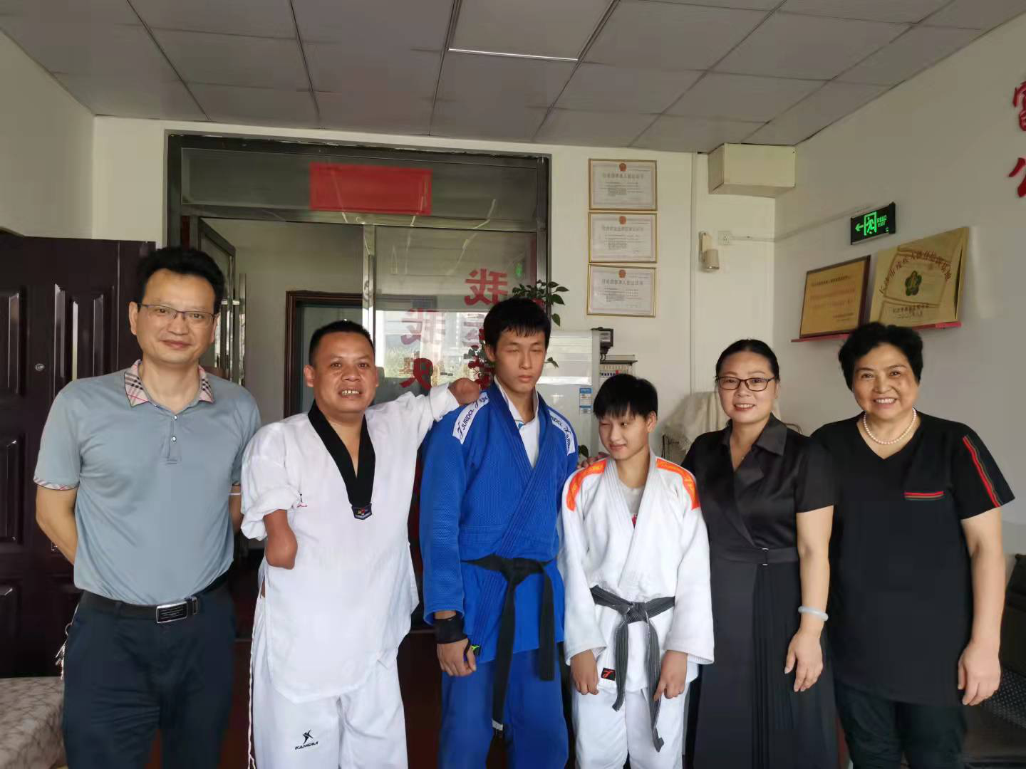 刘红玉书记看望慰问残疾人运动员(图1) 3-21091G555294K.png