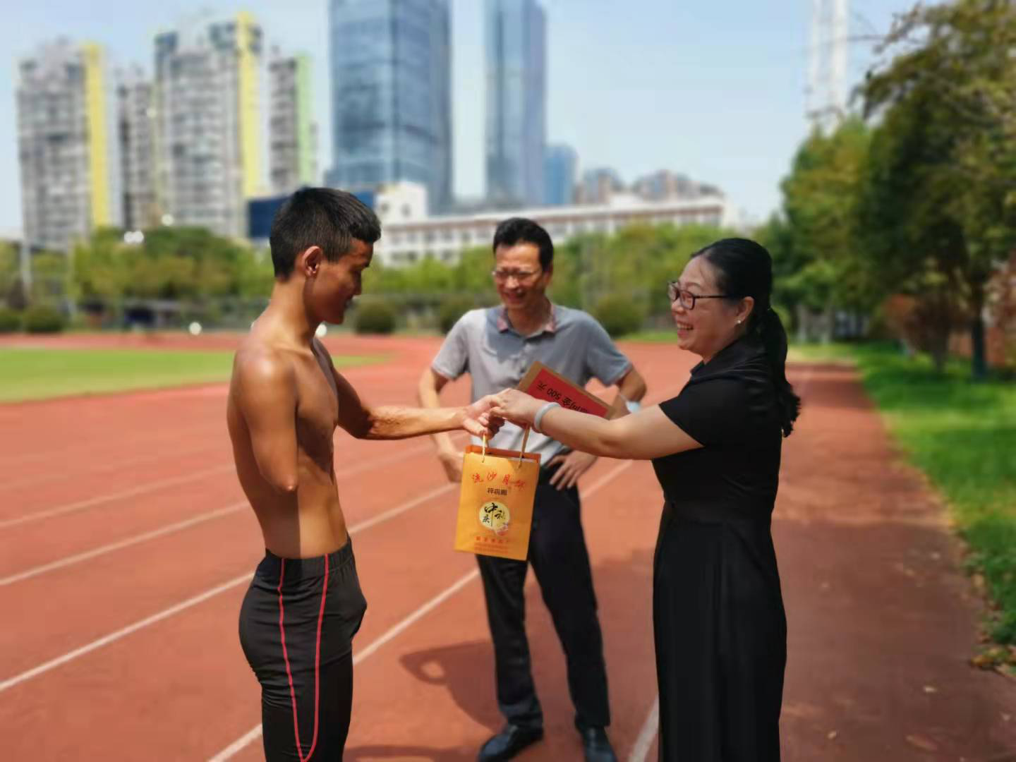 刘红玉书记看望慰问残疾人运动员(图3) 3-21091G55632229.png